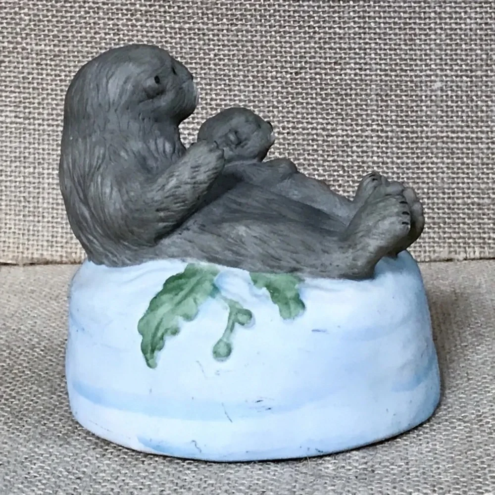 Vintage San Francisco Sea Otter Mother Baby Music Box Plays Pearly Shells
